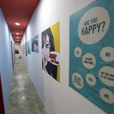 Noisy Room Kuching Bagian luar foto