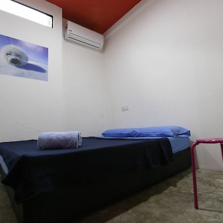 Noisy Room Kuching Bagian luar foto