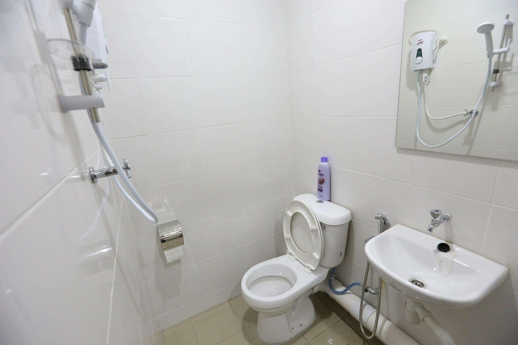 Noisy Room Kuching Bagian luar foto