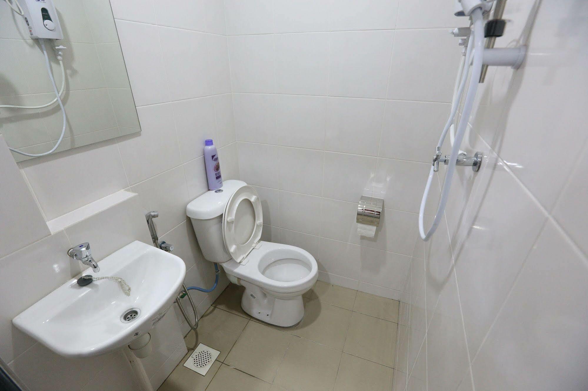 Noisy Room Kuching Bagian luar foto