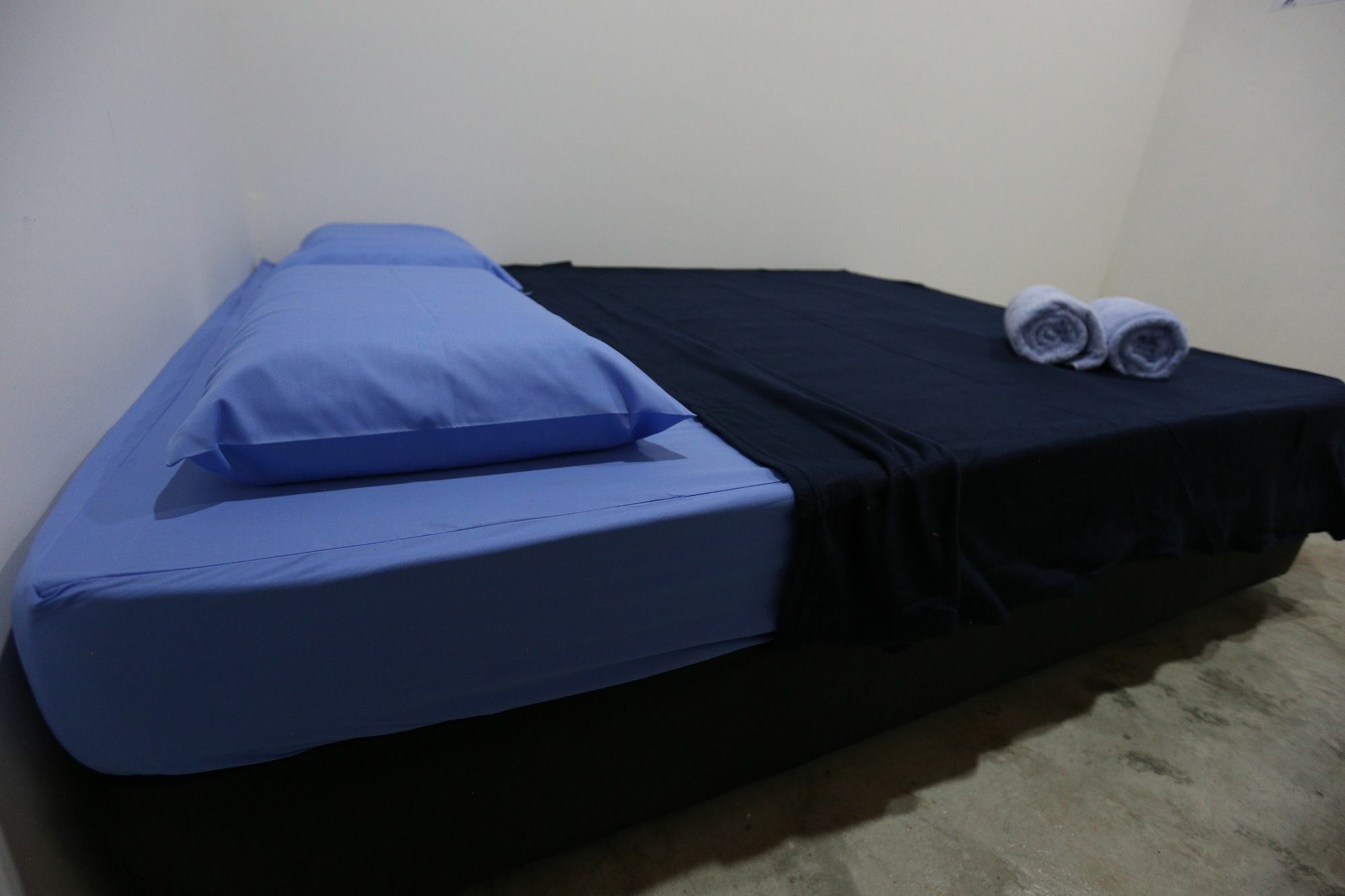 Noisy Room Kuching Bagian luar foto
