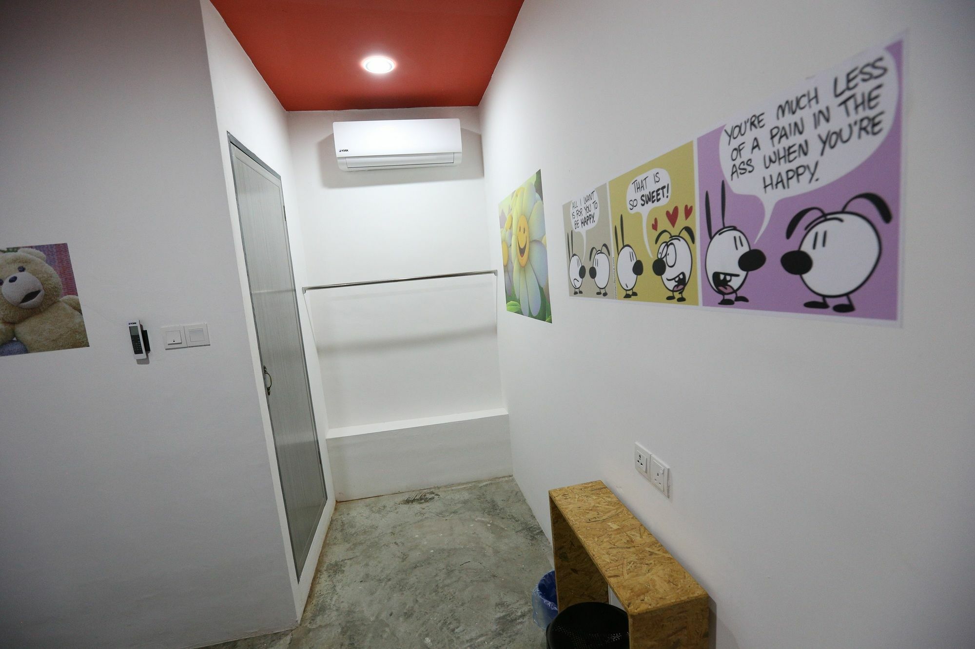 Noisy Room Kuching Bagian luar foto