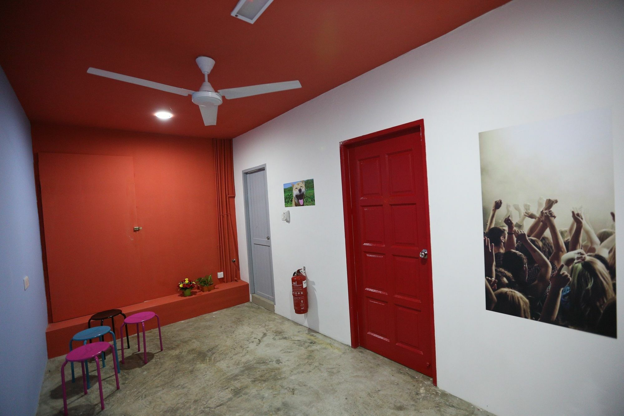 Noisy Room Kuching Bagian luar foto