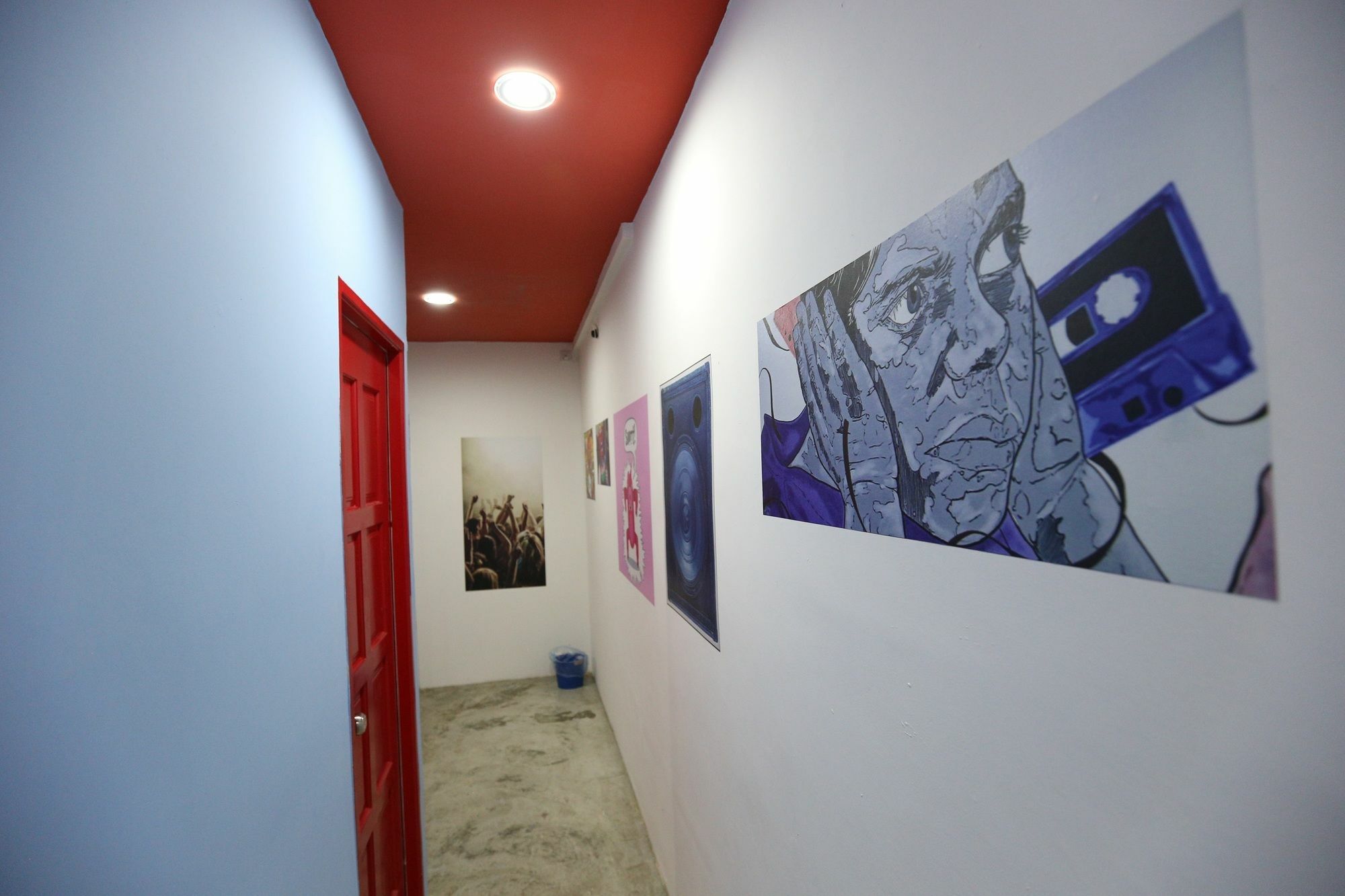 Noisy Room Kuching Bagian luar foto