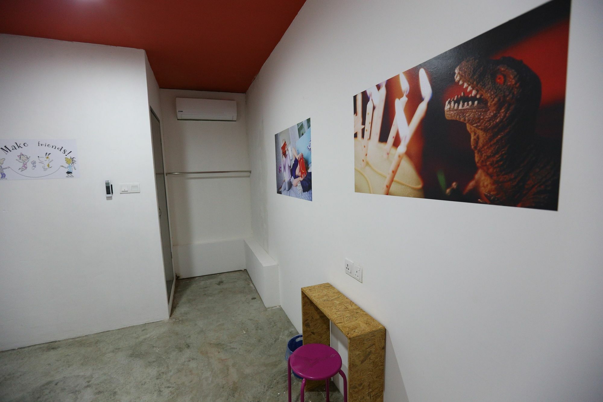 Noisy Room Kuching Bagian luar foto