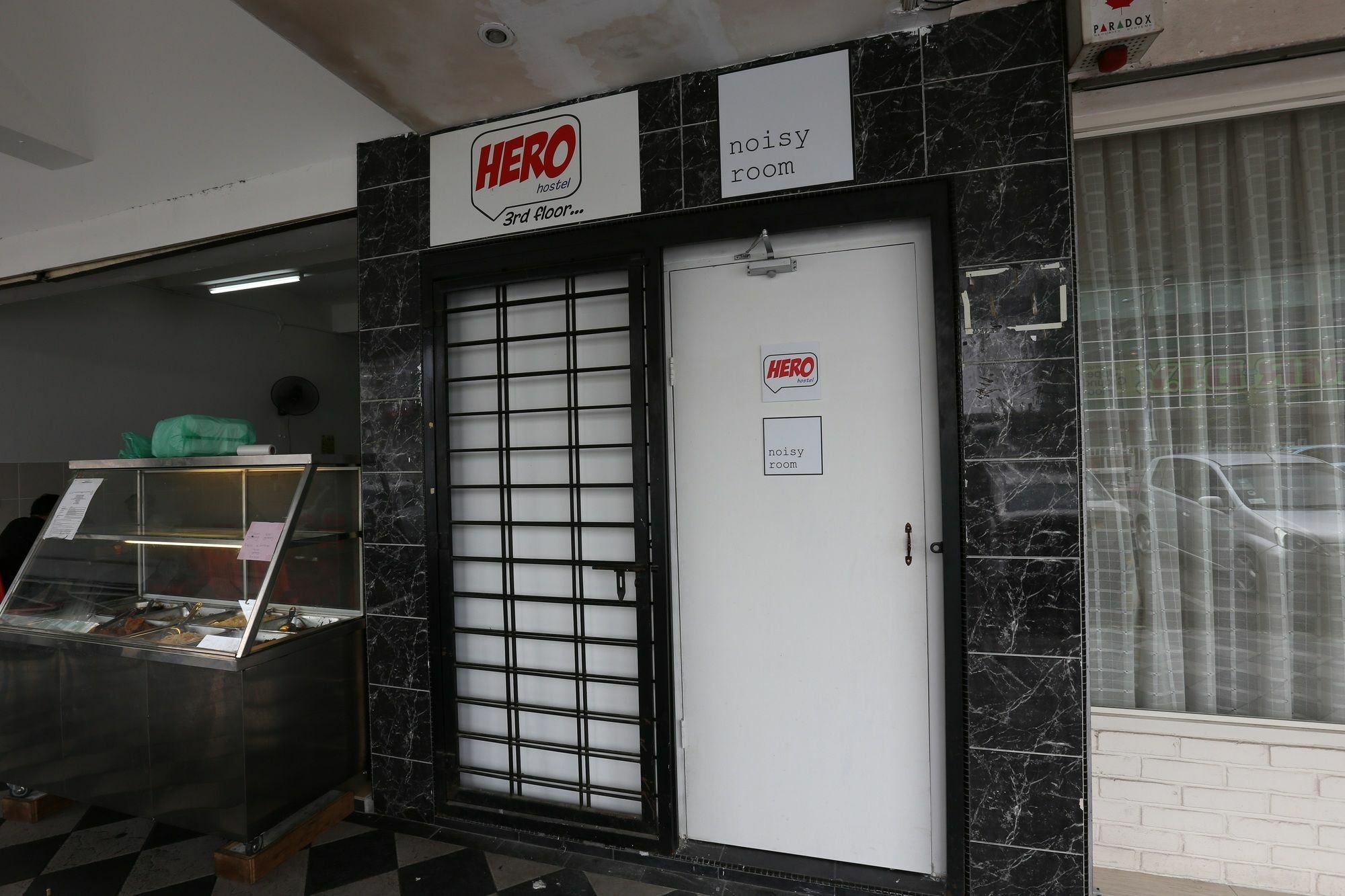 Noisy Room Kuching Bagian luar foto