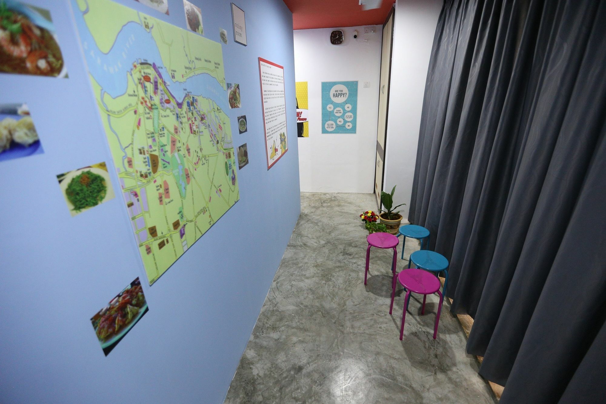 Noisy Room Kuching Bagian luar foto