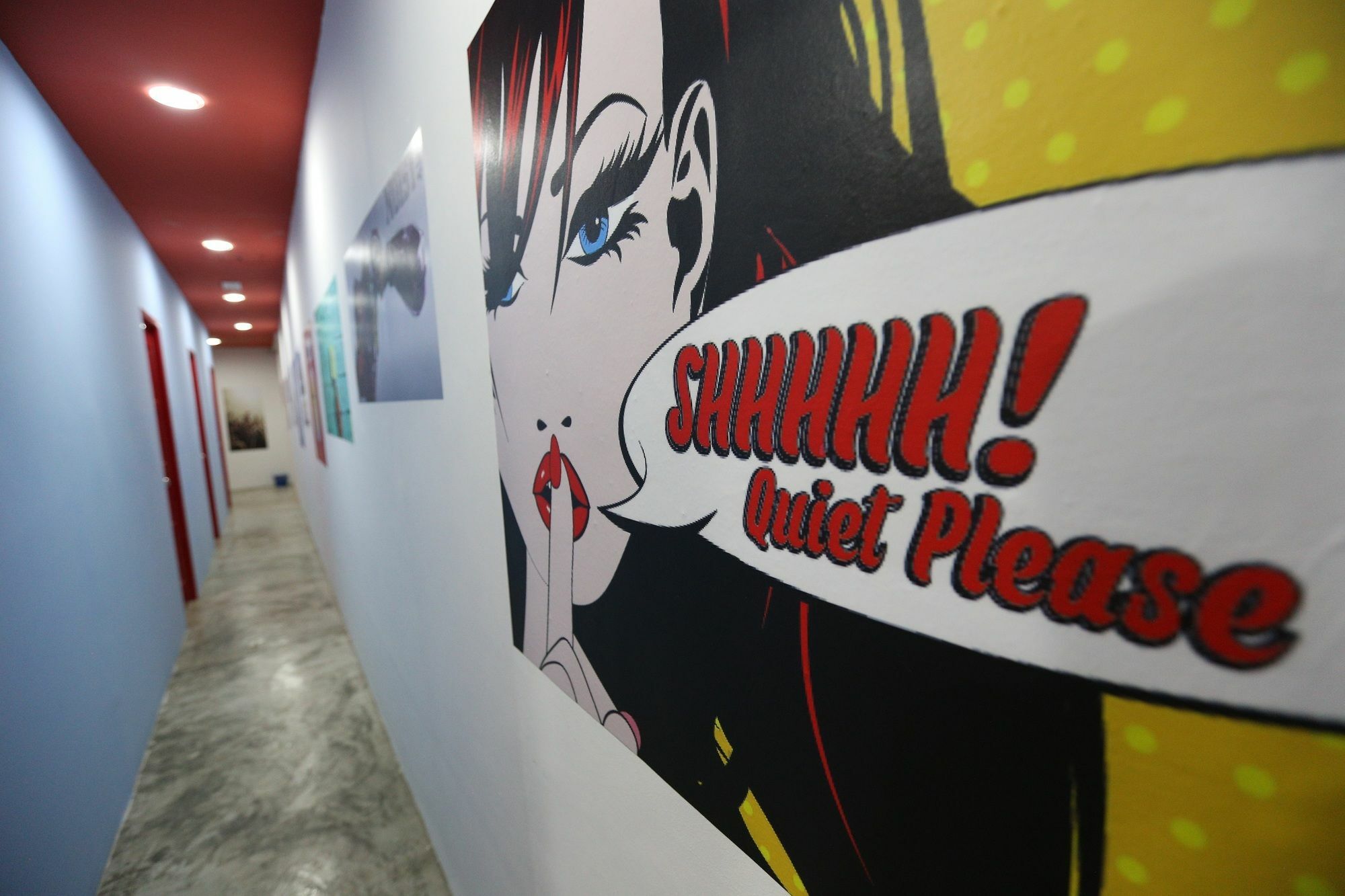 Noisy Room Kuching Bagian luar foto