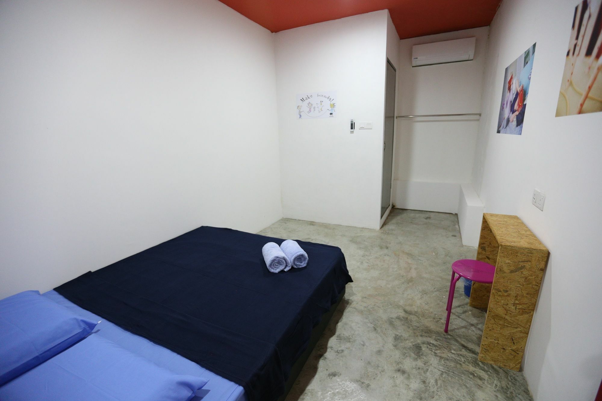 Noisy Room Kuching Bagian luar foto
